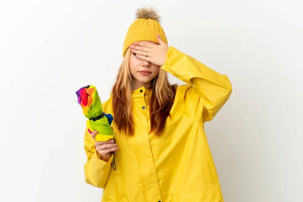 Tonåring Blond Flicka Bär Regnsäker Rock Över Isolerad Vit Bakgrund — Stockfoto