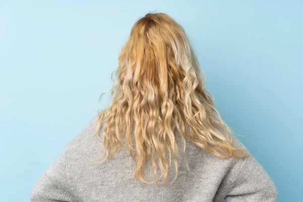 Jonge Blonde Vrouw Het Dragen Van Een Trui Geïsoleerd Blauwe — Stockfoto