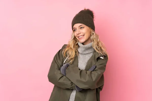 Menina Com Chapéu Inverno Isolado Fundo Rosa Olhando Para Lado — Fotografia de Stock