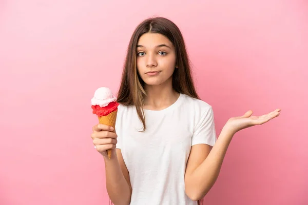 Klein Meisje Met Een Cornet Ijs Geïsoleerde Roze Achtergrond Met — Stockfoto