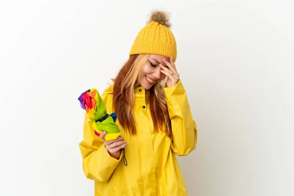 Adolescente Menina Loira Vestindo Casaco Prova Chuva Sobre Isolado Fundo — Fotografia de Stock