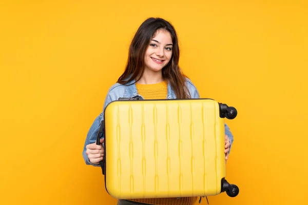 Mladá Běloška Žena Izolované Žlutém Pozadí Dovolené Cestovní Kufr — Stock fotografie