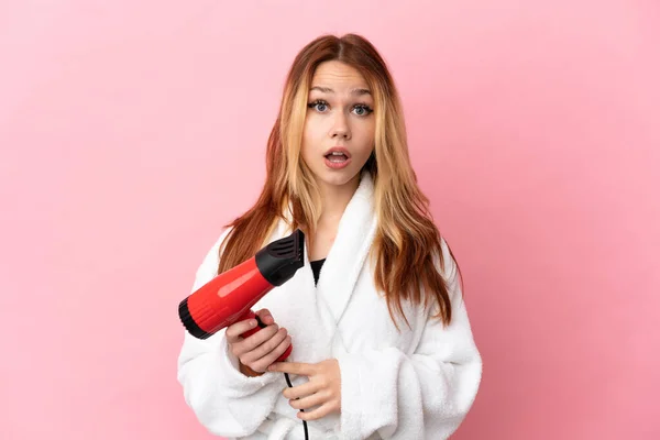 Tiener Blond Meisje Met Een Haardroger Geïsoleerde Roze Achtergrond Met — Stockfoto