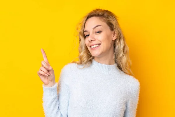 Jovem Loira Isolada Fundo Amarelo Mostrando Levantando Dedo Sinal Melhor — Fotografia de Stock