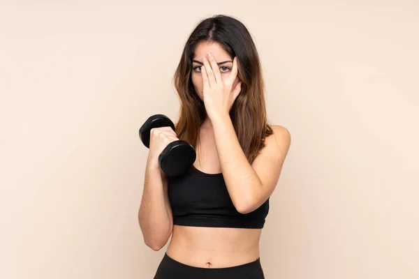 Mujer Deportiva Joven Haciendo Levantamiento Pesas Aislado Sobre Fondo Beige —  Fotos de Stock