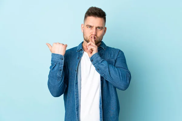 Hombre Guapo Ruso Aislado Sobre Fondo Azul Apuntando Hacia Lado — Foto de Stock