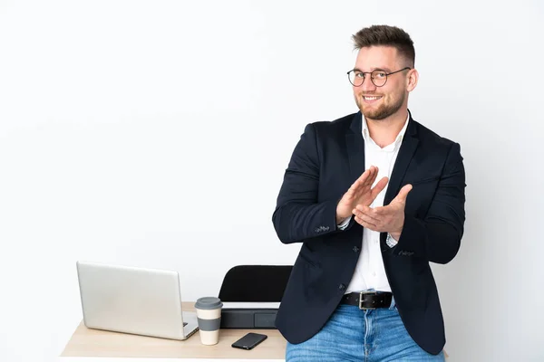 Homem Russo Escritório Isolado Fundo Branco Aplaudindo Após Apresentação Uma — Fotografia de Stock