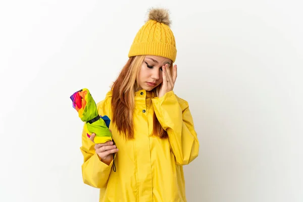 Adolescente Chica Rubia Con Abrigo Impermeable Sobre Fondo Blanco Aislado —  Fotos de Stock