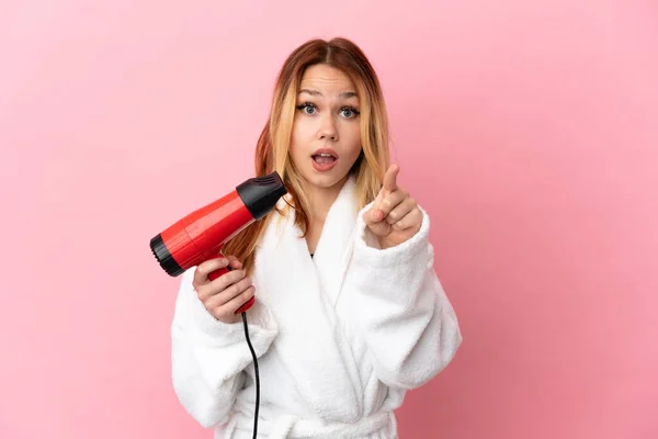 Adolescente Rubia Chica Sosteniendo Secador Pelo Sobre Aislado Rosa Fondo —  Fotos de Stock