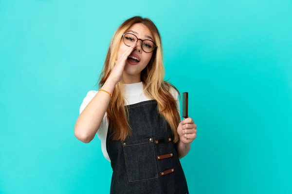 Joven Peluquera Sobre Fondo Azul Aislado Gritando Anunciando Algo —  Fotos de Stock