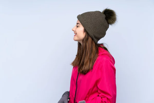 Chica Joven Con Sombrero Invierno Aislado Sobre Fondo Azul Riendo —  Fotos de Stock