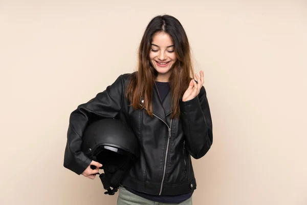Женщина Мотоциклетном Шлеме Бежевом Фоне Смеется — стоковое фото