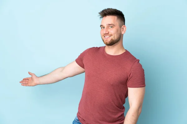 Hombre Guapo Ruso Sobre Fondo Aislado Extendiendo Las Manos Lado —  Fotos de Stock