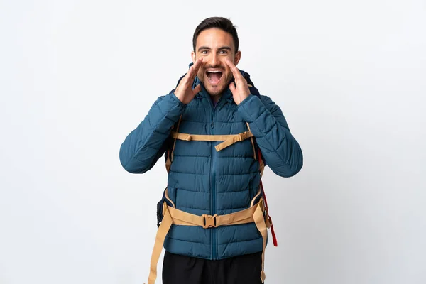 Joven Montañero Con Una Gran Mochila Aislada Sobre Fondo Blanco — Foto de Stock