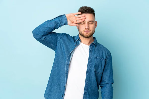 Russo Bonito Homem Isolado Fundo Azul Com Cansado Doente Expressão — Fotografia de Stock