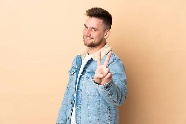 Hombre Guapo Ruso Sobre Fondo Aislado Sonriendo Mostrando Señal Victoria — Foto de Stock