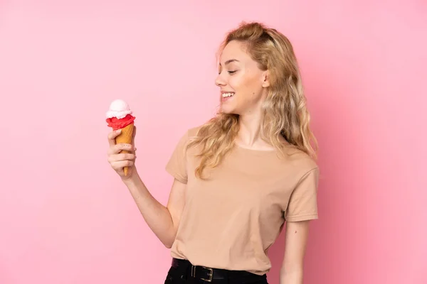 Jovem Loira Segurando Sorvete Corneto Isolado Fundo Rosa Com Expressão — Fotografia de Stock