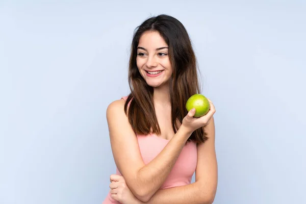 Mujer Joven Caucásica Aislada Sobre Fondo Azul Con Una Manzana — Foto de Stock