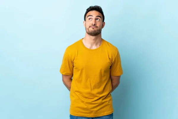 Joven Hombre Guapo Sobre Fondo Aislado Mirando Hacia Arriba —  Fotos de Stock