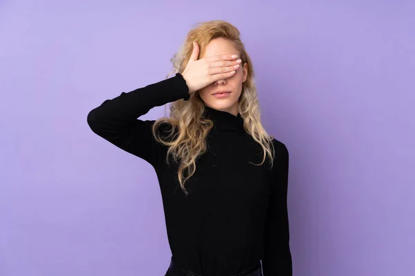 Junge Blonde Frau Isoliert Auf Violettem Hintergrund Die Die Augen — Stockfoto