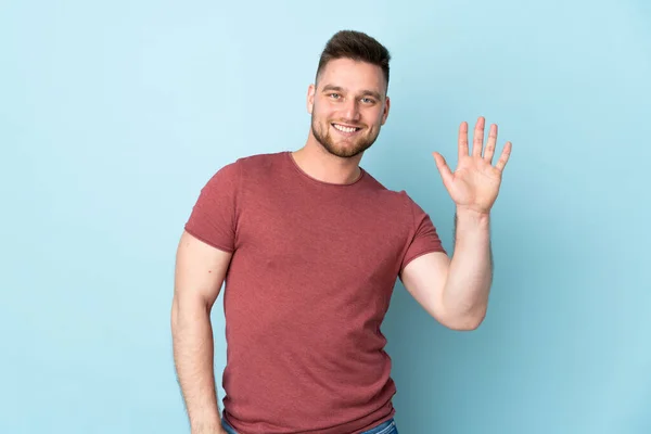 Hombre Guapo Ruso Sobre Fondo Aislado Saludando Con Mano Con —  Fotos de Stock