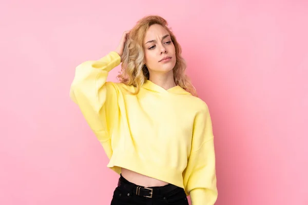 Junge Blonde Frau Trägt Sweatshirt Isoliert Auf Rosa Hintergrund Und — Stockfoto