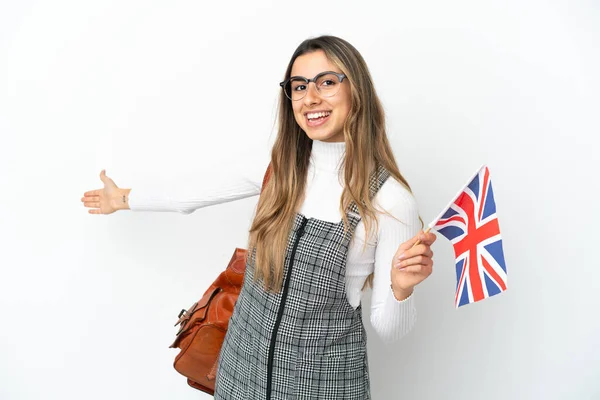 白地にイギリス国旗を掲げた若い白人女性が招かれ 両手を横に伸ばす — ストック写真