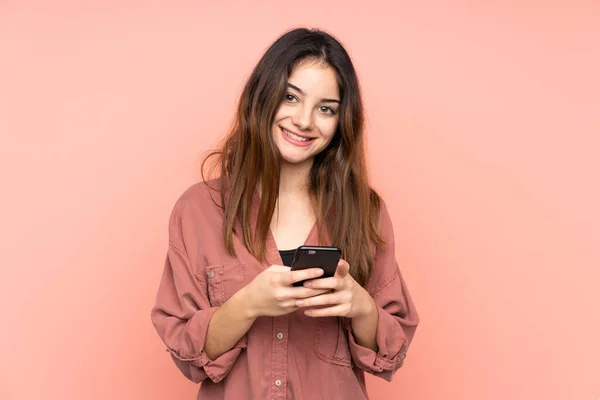 Молода Біла Жінка Ізольована Рожевому Фоні Надсилаючи Повідомлення Мобільним — стокове фото
