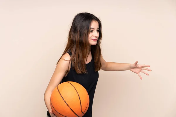 Joven Mujer Caucásica Aislada Sobre Fondo Beige Jugando Baloncesto — Foto de Stock