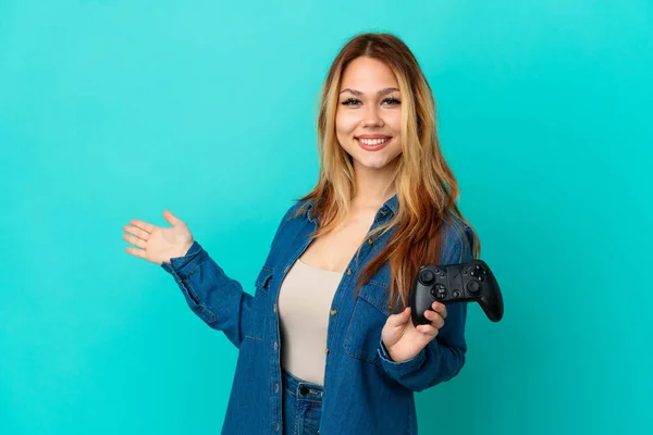 Adolescente Loira Brincando Com Controlador Videogame Sobre Parede Isolada Estendendo — Fotografia de Stock
