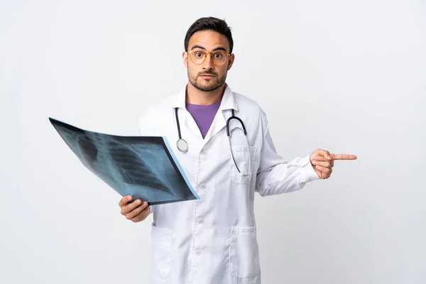 Młody Lekarz Trzymający Radiografię Wyizolowaną Białym Tle Wskazującą Strony Mające — Zdjęcie stockowe
