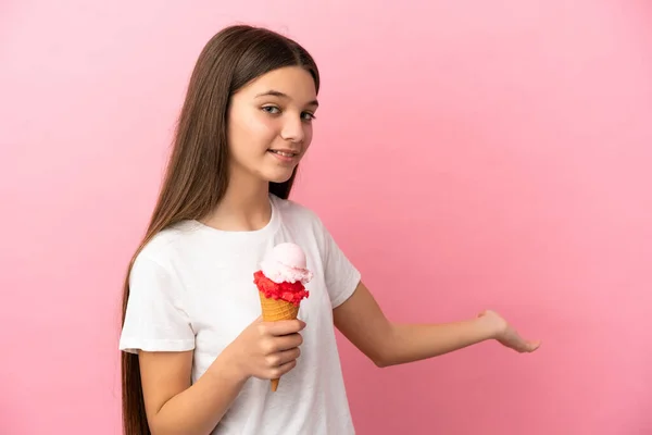Κοριτσάκι Ένα Παγωτό Κορνέτα Πάνω Από Απομονωμένο Ροζ Φόντο Απλώνοντας — Φωτογραφία Αρχείου