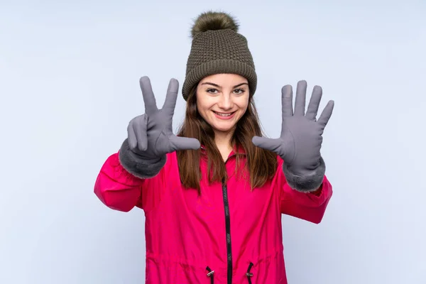 Menina Com Chapéu Inverno Isolado Fundo Azul Contando Oito Com — Fotografia de Stock