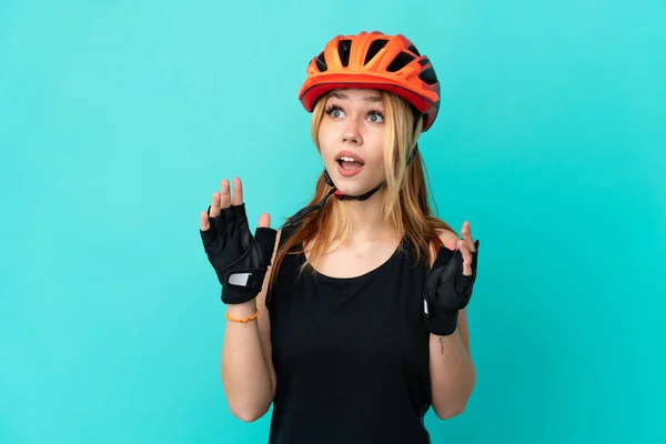 Junge Radfahrerin Mädchen Über Isolierten Blauen Hintergrund Mit Überraschung Gesichtsausdruck — Stockfoto