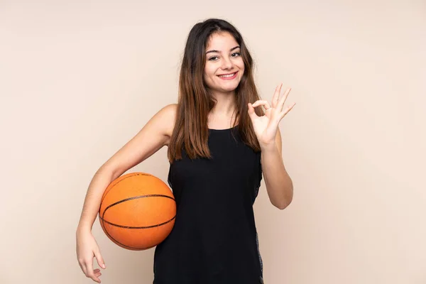 Νεαρή Καυκάσια Γυναίκα Απομονωμένη Μπεζ Φόντο Παίζοντας Μπάσκετ Και Κάνοντας — Φωτογραφία Αρχείου