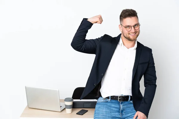 Homem Russo Escritório Isolado Fundo Branco Fazendo Gesto Forte — Fotografia de Stock