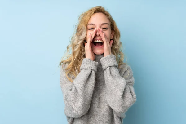 Mujer Rubia Joven Con Suéter Aislado Sobre Fondo Azul Gritando — Foto de Stock