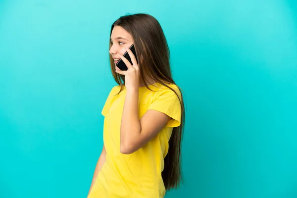 Menina Sobre Fundo Azul Isolado Mantendo Uma Conversa Com Telefone — Fotografia de Stock