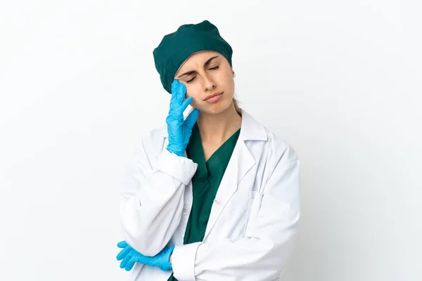 Cirurgião Mulher Caucasiana Isolado Fundo Branco Com Dor Cabeça — Fotografia de Stock