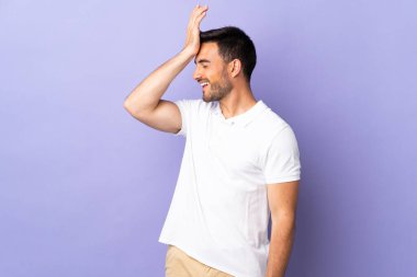 Mor arka planda izole edilmiş genç yakışıklı bir şey fark etti ve çözümü arıyor.