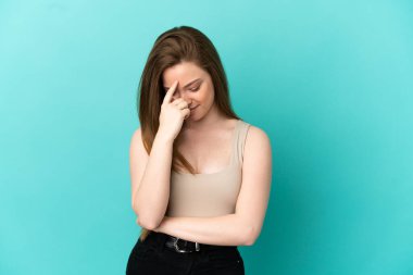 İzole edilmiş mavi arka planı olan genç kız gülüyor.