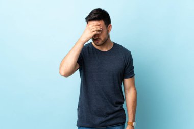 Genç, yakışıklı, soyutlanmış, başı ağrıyan bir adam.