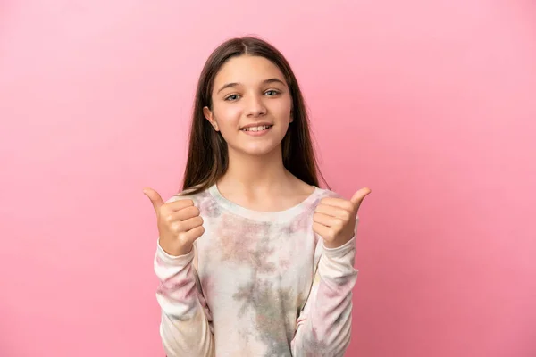 Klein Meisje Geïsoleerde Roze Achtergrond Met Duimen Omhoog Gebaar Glimlachen — Stockfoto