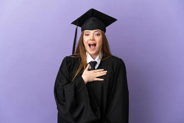 Joven Graduado Universitario Sobre Fondo Púrpura Aislado Sorprendido Sorprendido Mientras — Foto de Stock