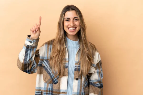 Giovane Donna Caucasica Isolata Sfondo Beige Che Indica Una Grande — Foto Stock