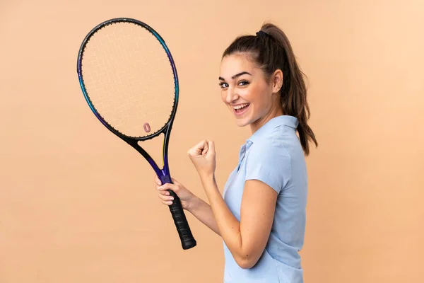 Joven Jugadora Tenis Sobre Pared Aislada —  Fotos de Stock