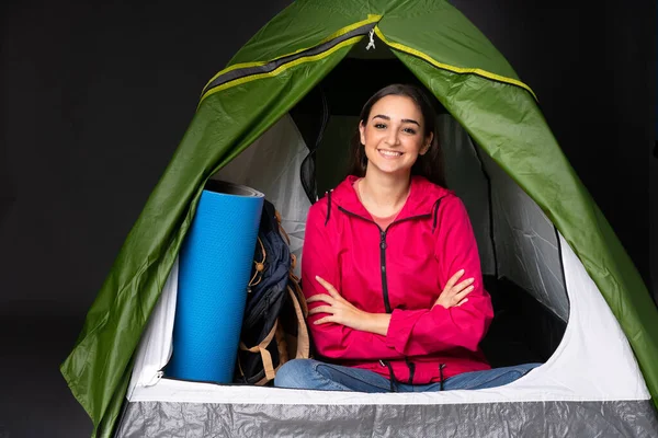 Giovane Donna Caucasica All Interno Una Tenda Verde Campeggio Tenendo — Foto Stock