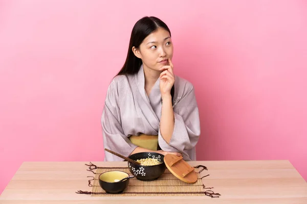 Joven Chica China Usando Kimono Comiendo Fideos Pensando Una Idea —  Fotos de Stock
