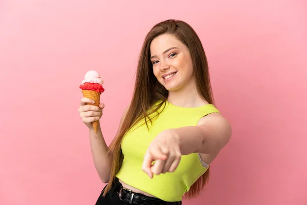 Tiener Meisje Met Een Cornet Ijs Geïsoleerde Roze Achtergrond Wijzend — Stockfoto
