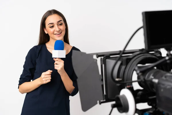 Mulher Repórter Segurando Microfone Reportando Notícias Isoladas Fundo Branco — Fotografia de Stock